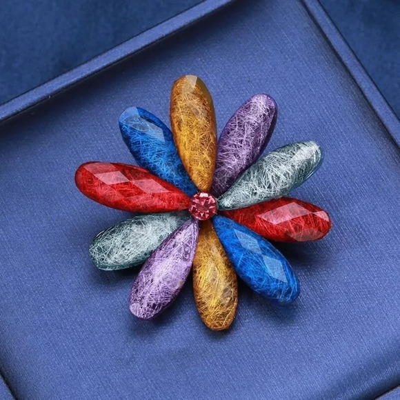 VQ Flower Brooch - Picture 2 of 9